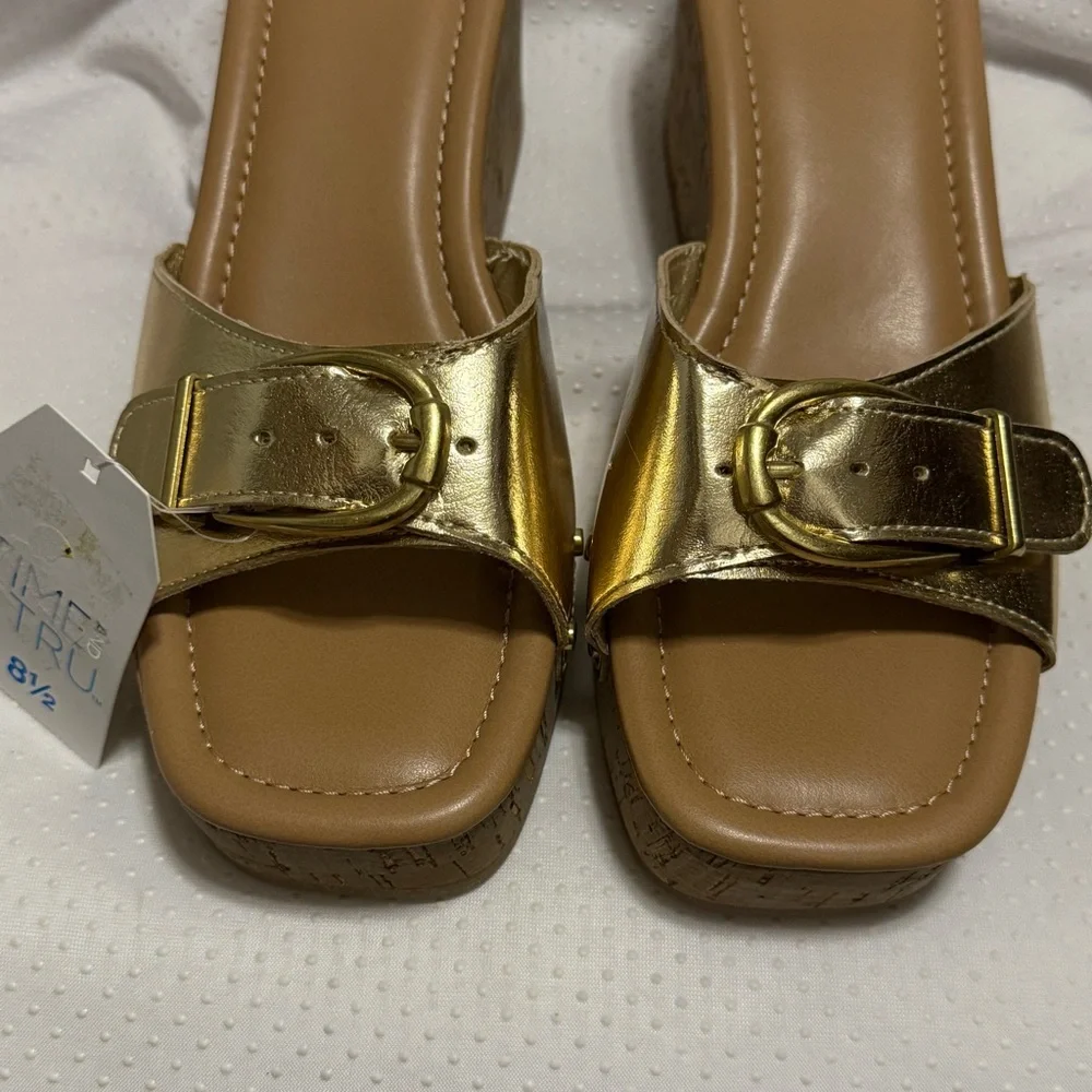 Time and Tru Gold Metallic Platform Shoes Women’s Size 8.5 New‎